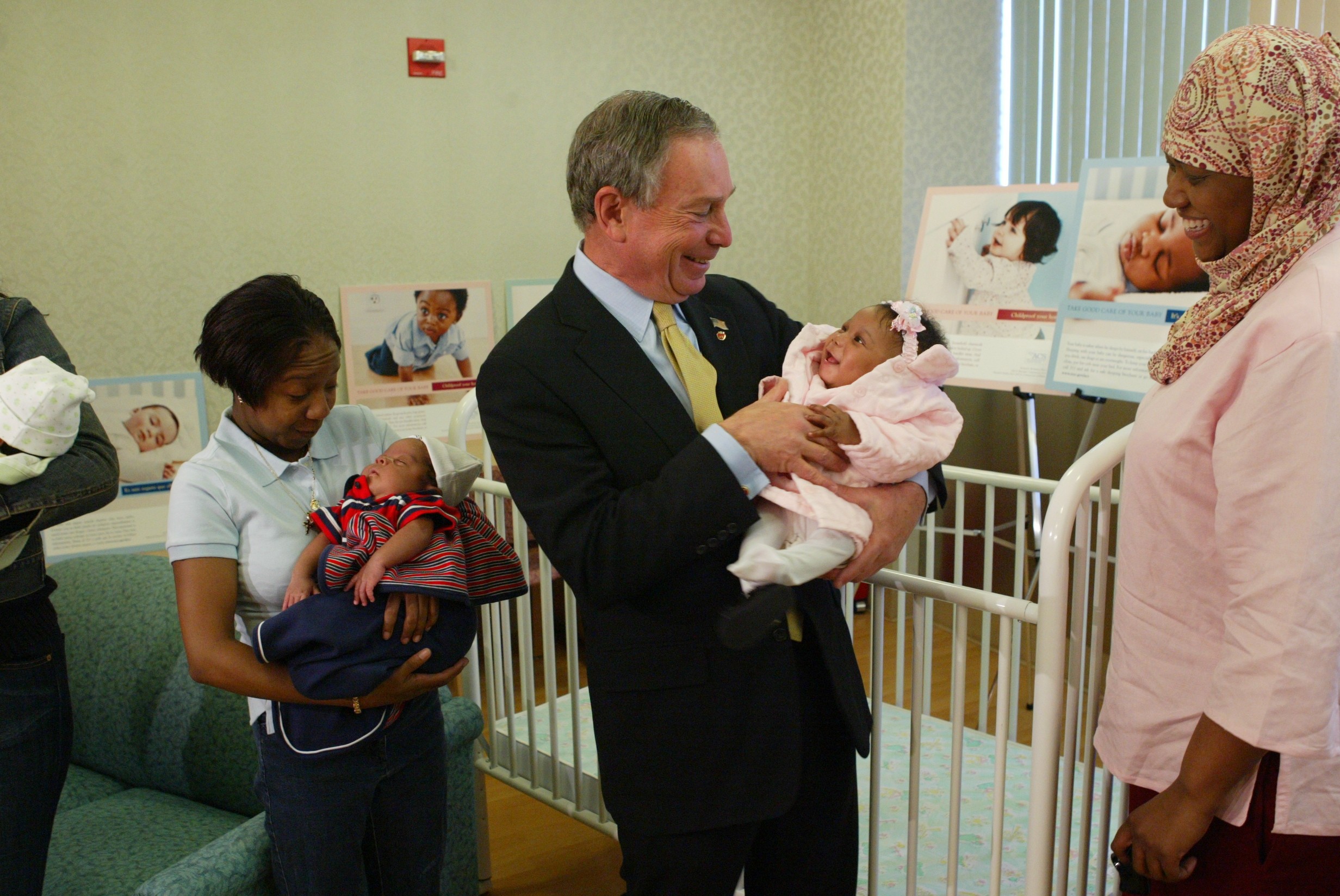 greets infant